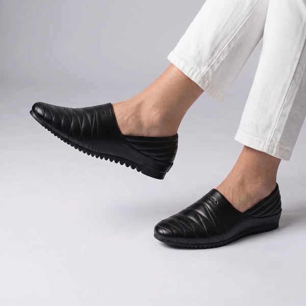 LE TORO Classic Black Stitched Pattern Casual Slip-On Shoes