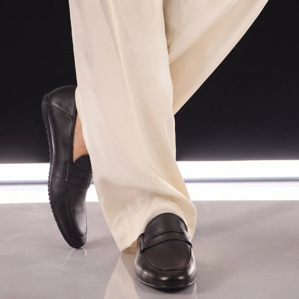 LE TORO Classic BlackLeather Penny Loafers
